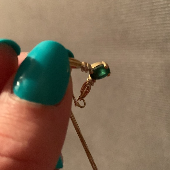 Gorgeous 10k gold necklace with centre Emerald stone - Picture 6 of 7